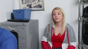 Babe Dixie Lynn loves pussy sex