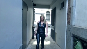 French babe rushes cock sucking