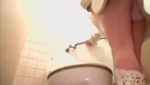 Finds dick to fuck in toilet